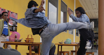 Tony Jaa beim Fratzengeballer in "TJ - Next Generation"