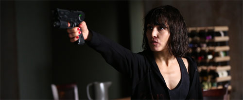 What Happened to Monday? mit Noomi Rapace mit Waffe