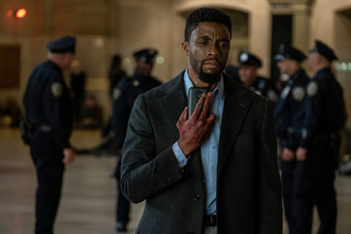 Back-Panther-Star Chadwick Boseman in seinem neuen Actionfilm rund um 21 Brücken