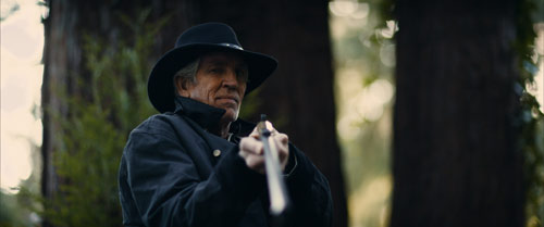 Eric Roberts als Bloody Tom in 5 Outlaws – Brennender Horizont