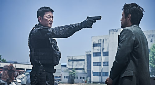 Lee Byung-hun und Ha Jung-woo belauern sich im südkoreanischen Katastrophenfilm