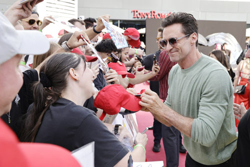 Hugh Jackman schreibt fleißig Autogramme