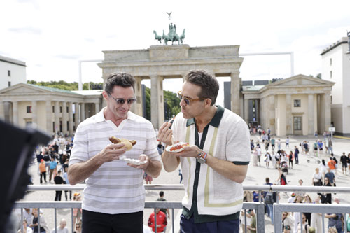 Hugh Jackman und Ryan Reynolds genießen deutsche Wurst