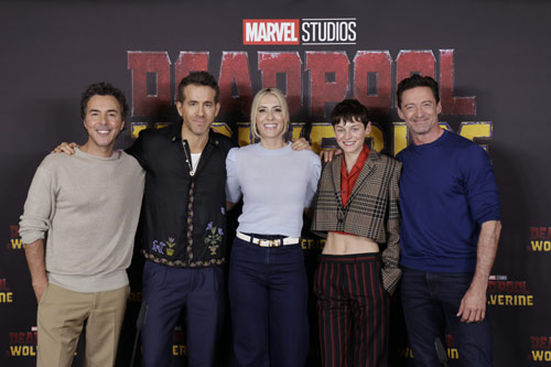 Shawn Levy, Ryan Reynolds, Wendy Jacobson, Emma Corrin und Hugh Jackman bei der Pressekonferenz zu "Deadpool & Wolverine" in Berlin