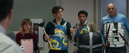 Office Uprising mit Brenton Thwaites und Jane Levy