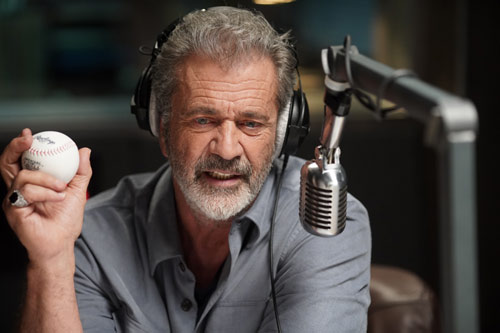 Mel Gibson als Elvis in On the Line