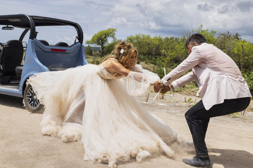 Jennifer Lopez und Josh Duhamel in Action in "Shotgun Wedding"