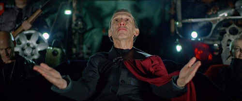 Julian Richings als Imperator des Autoschrottplatzes